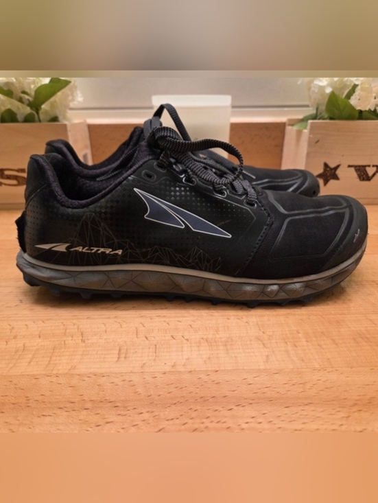 Altra Shoes - Altra Superior 4 Trail Running Shoes Black Gaiter Trap Sneaker Women’s Size 9.5